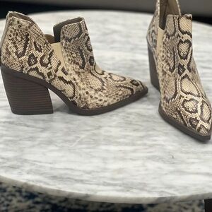 Chic Snakeskin Patterned Heeled Boots